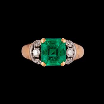 150. RING med trappslipad smaragd, 2.82 ct, samt briljantslipade diamanter totalt 0.54 ct. Kvalitet circa H/VS.