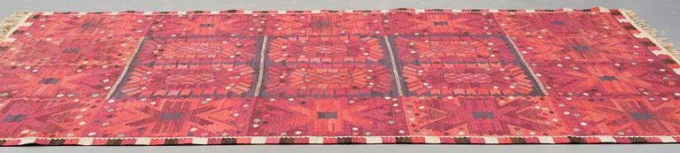 Barbro Nilsson, Matto, "Nejlikan röd", flat weave, ca 320-323 x 251 cm, signed AB MMF BN.