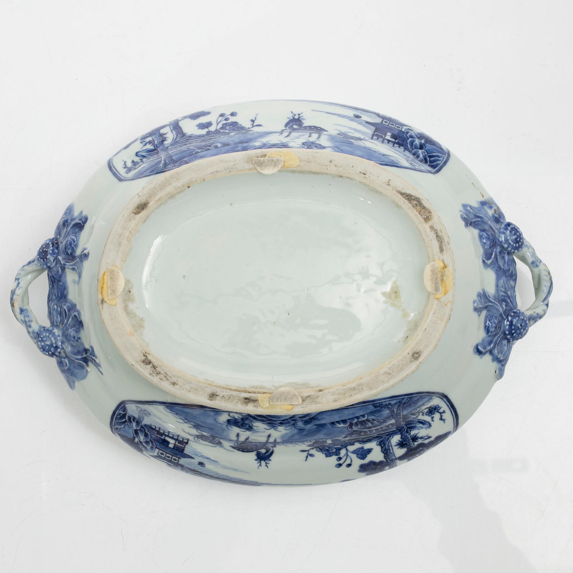 Terrin med lock, porslin. Qingdynastin, Jiaqing (1796-1820).