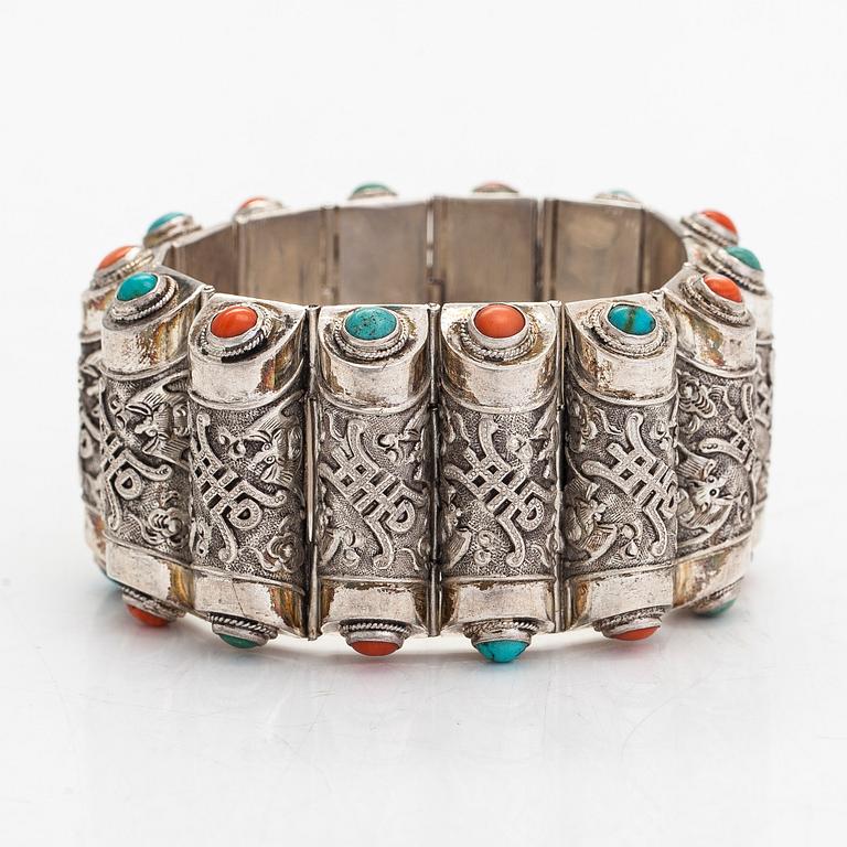 Armband, silver med turkoser och koraller. Kina, finska kontrollstämplar 1958.
