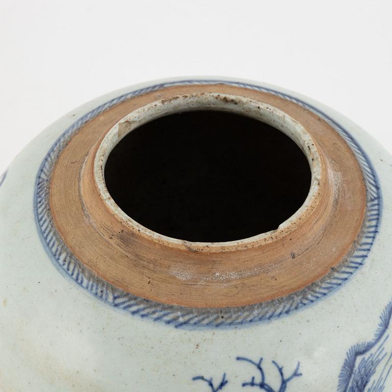 A Chinese porcelain jar, Qing Dynasty, 19th Century.