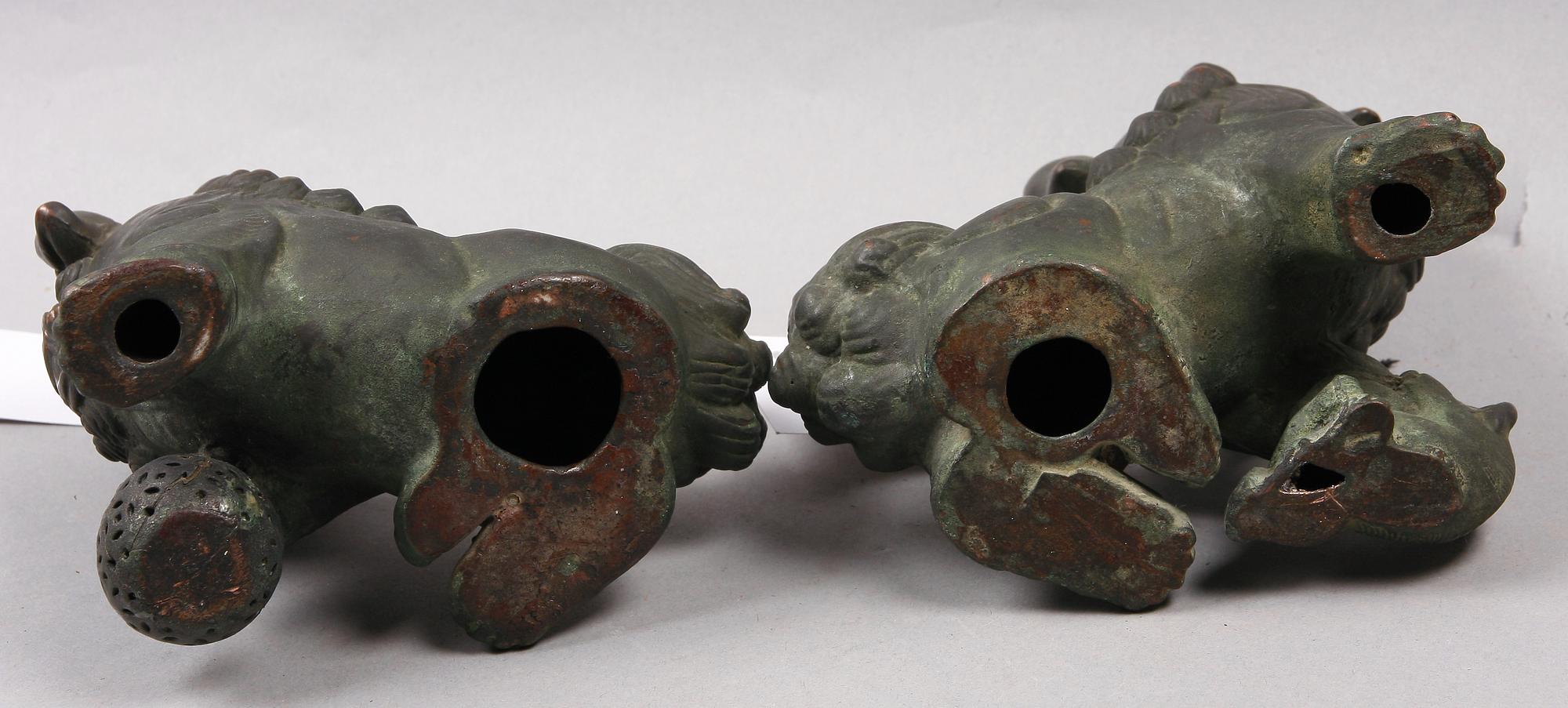 TEMPELLEJON ett par, metall.  Kina, 1900-tal.