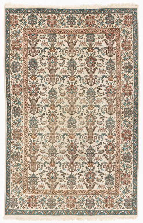 A Tabriz, ca 295 x 195 cm.