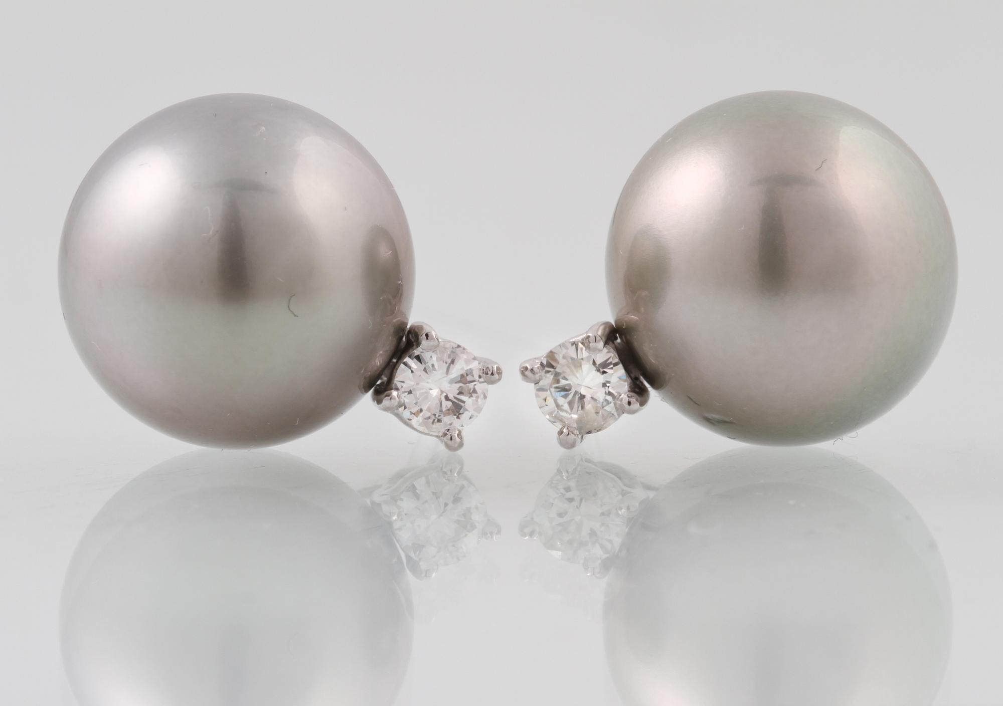 ÖRHÄNGEN, 18K vitguld med briljantslipade diamanter ca 0.43 ct samt odlade Tahitipärlor. Vikt 12,6 gram.