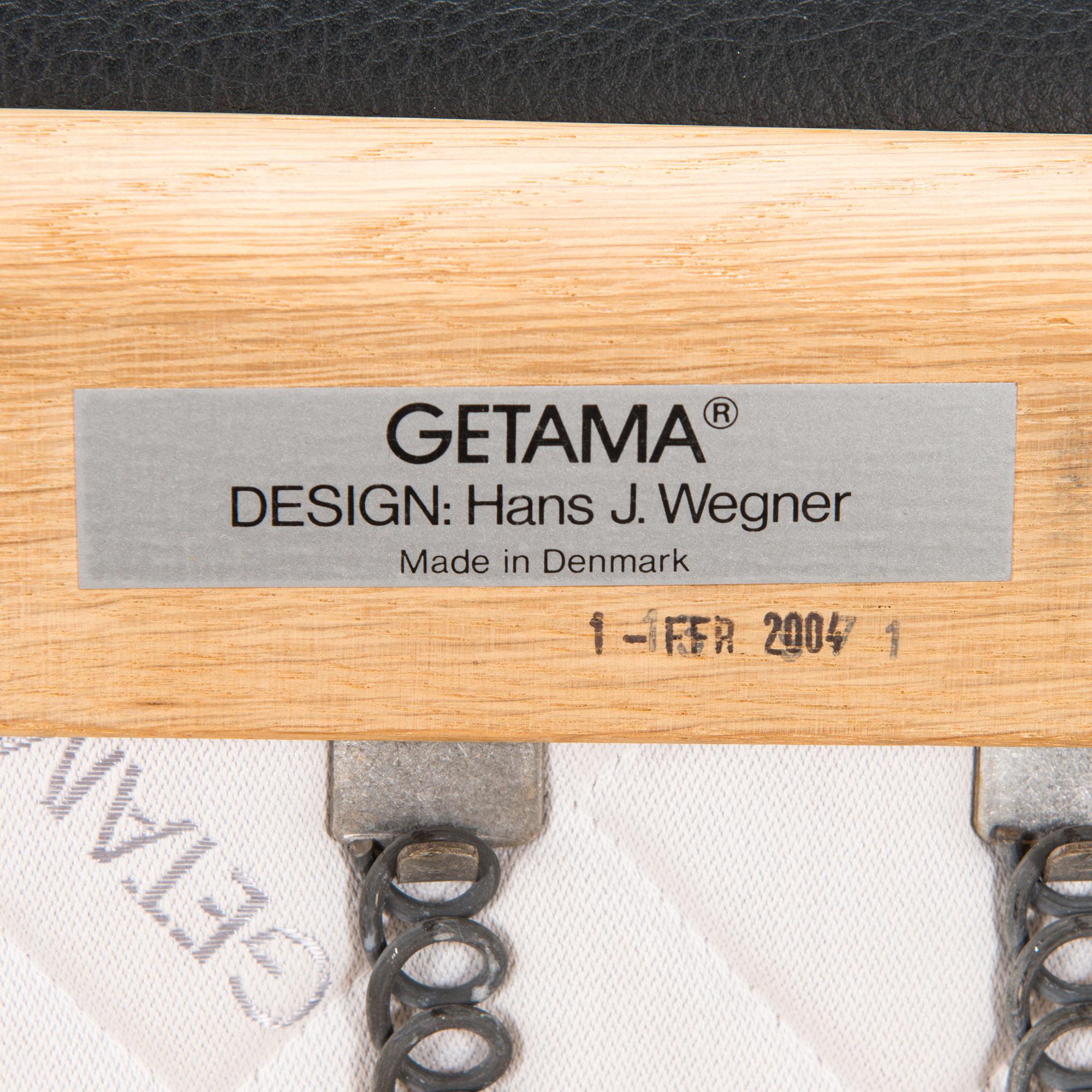 Hans J Wegner, fåtölj, modell GE-290 A och fotpall, Getama 2004.
