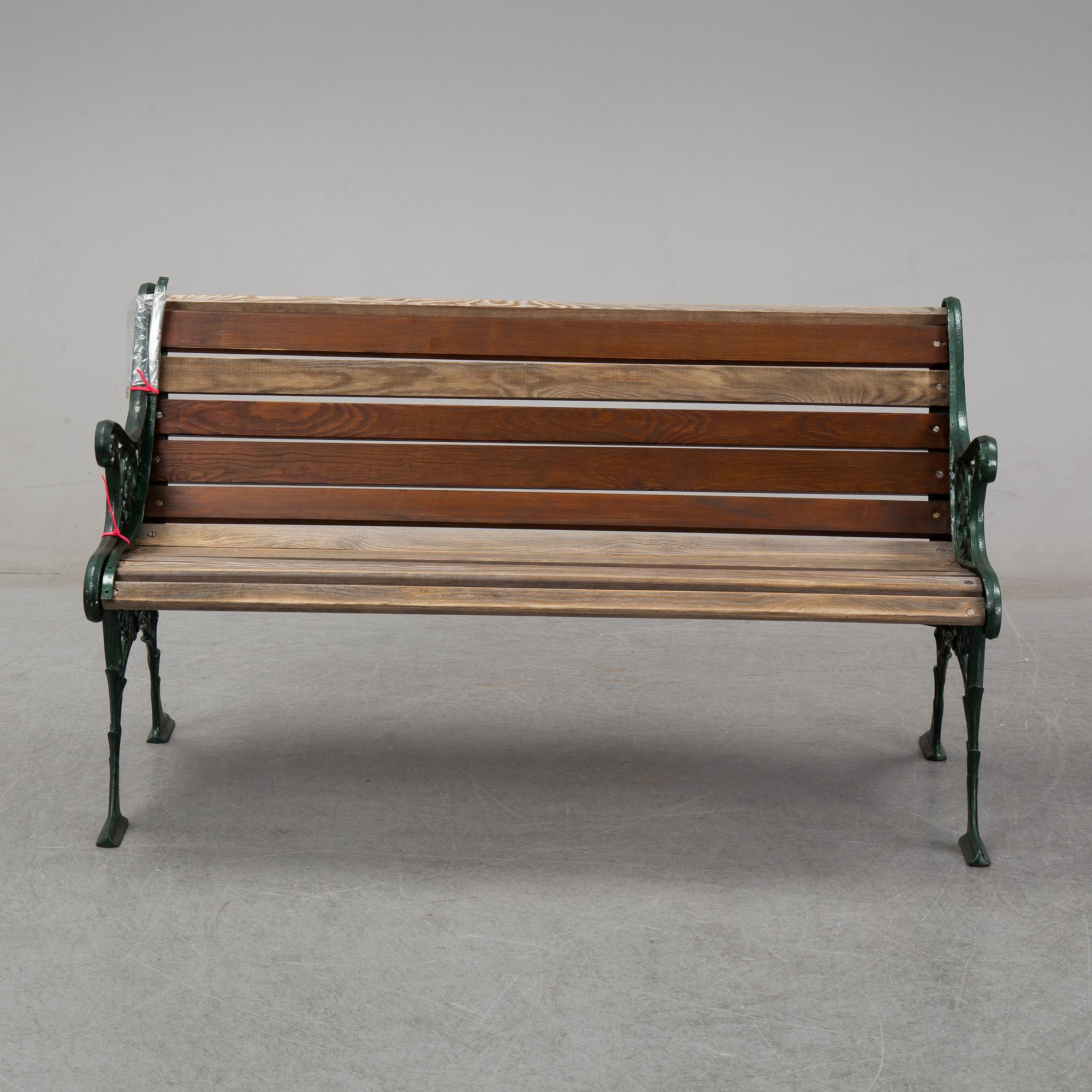A tennis-/gardenbench, GLTK Gothenburg.