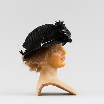 SKYLTDOCKA med HATT, vax. Frankrike, 1910-20-tal.