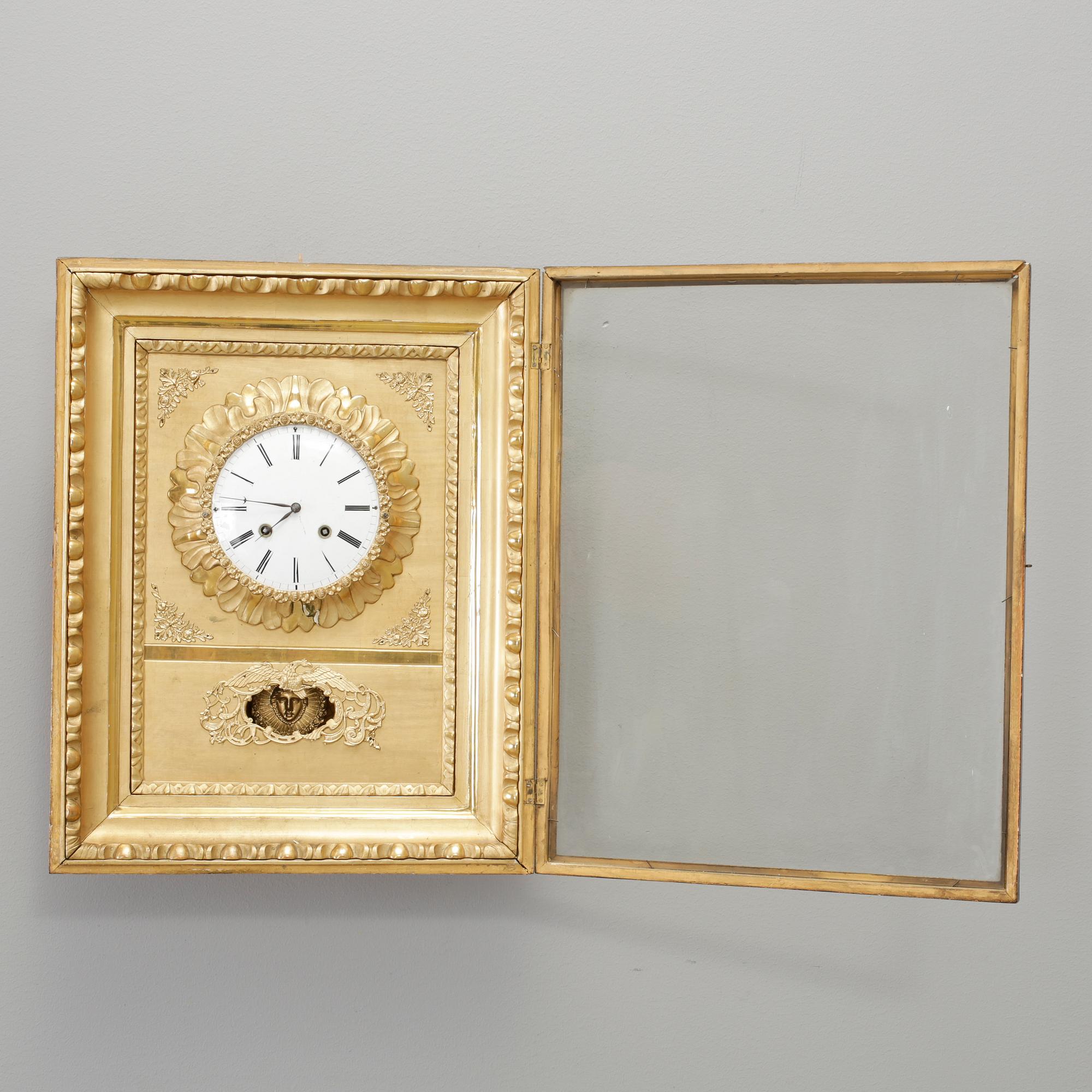 VÄGGPENDYL, empire, 1800-talets andra kvartal. Bronserad och förgylld.