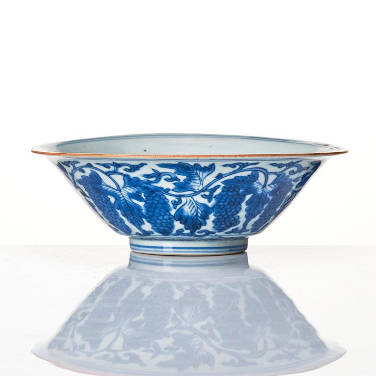 A blue and white bowl, Transition, 17th century.