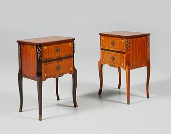 SÄNGBORD, 2 snarlika, gustaviansk stil, 1900-talets mitt.