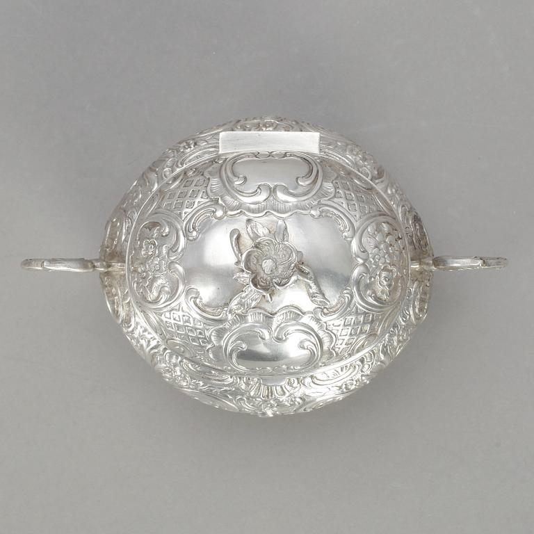 SOCKERSKÅL, silver, rokokostil, importstämplar, tot ca 354 gram.