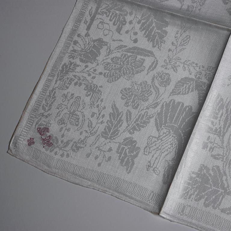 SERVETTER, 24 st. Linnedamast. Sverige 1800-talets förra hälft. Ca 86,5 x 79 cm vardera.