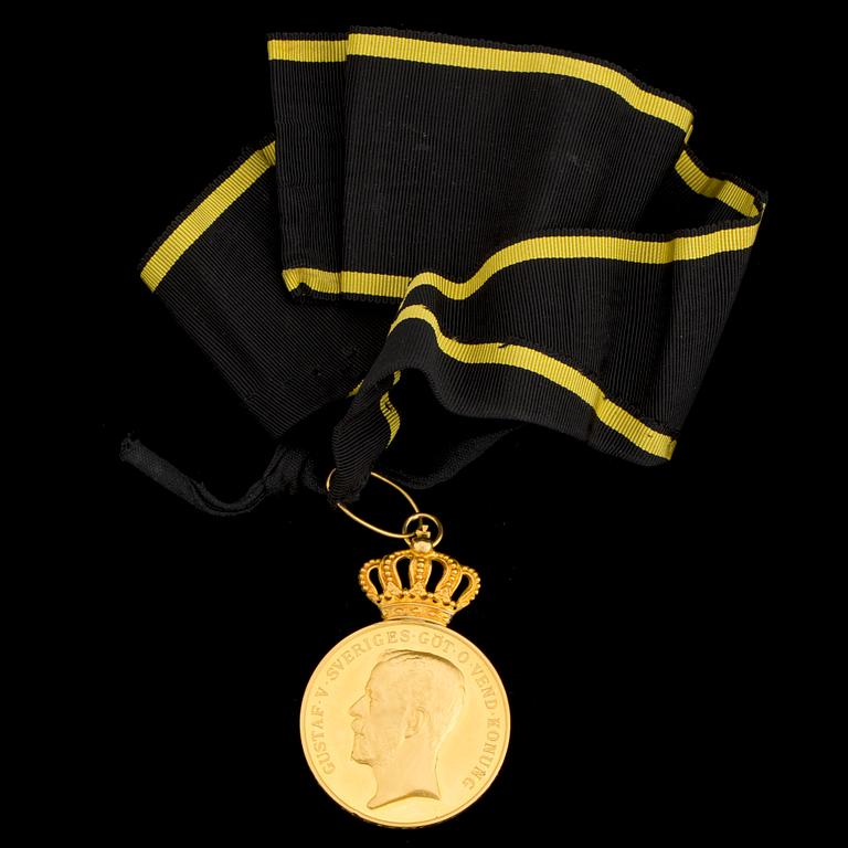 A Royal Swedish gold medal with a black and yellow ribbon from 1947. Weight ca 55 grams.