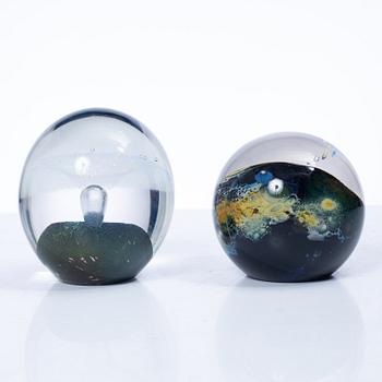 Six glass paper weights, including Robert Eickholt, USA, 1985, & klas-Göran Tinbäck, Sweden.