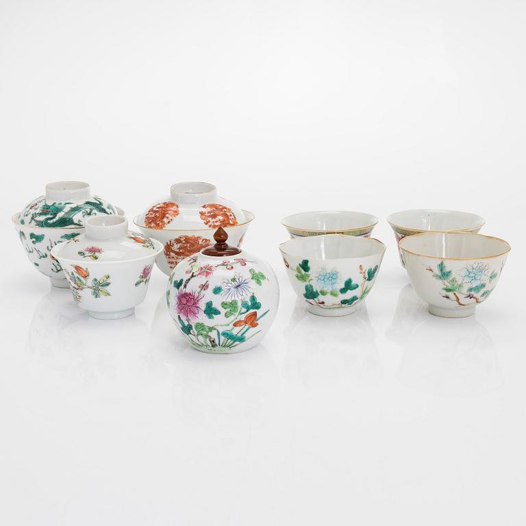 Kulhoja, 7 kpl, joista kolme kannella sekä pieni famille rose ruukku, mm. Guangxun merkki, Kiina, noin vuodelta 1900.