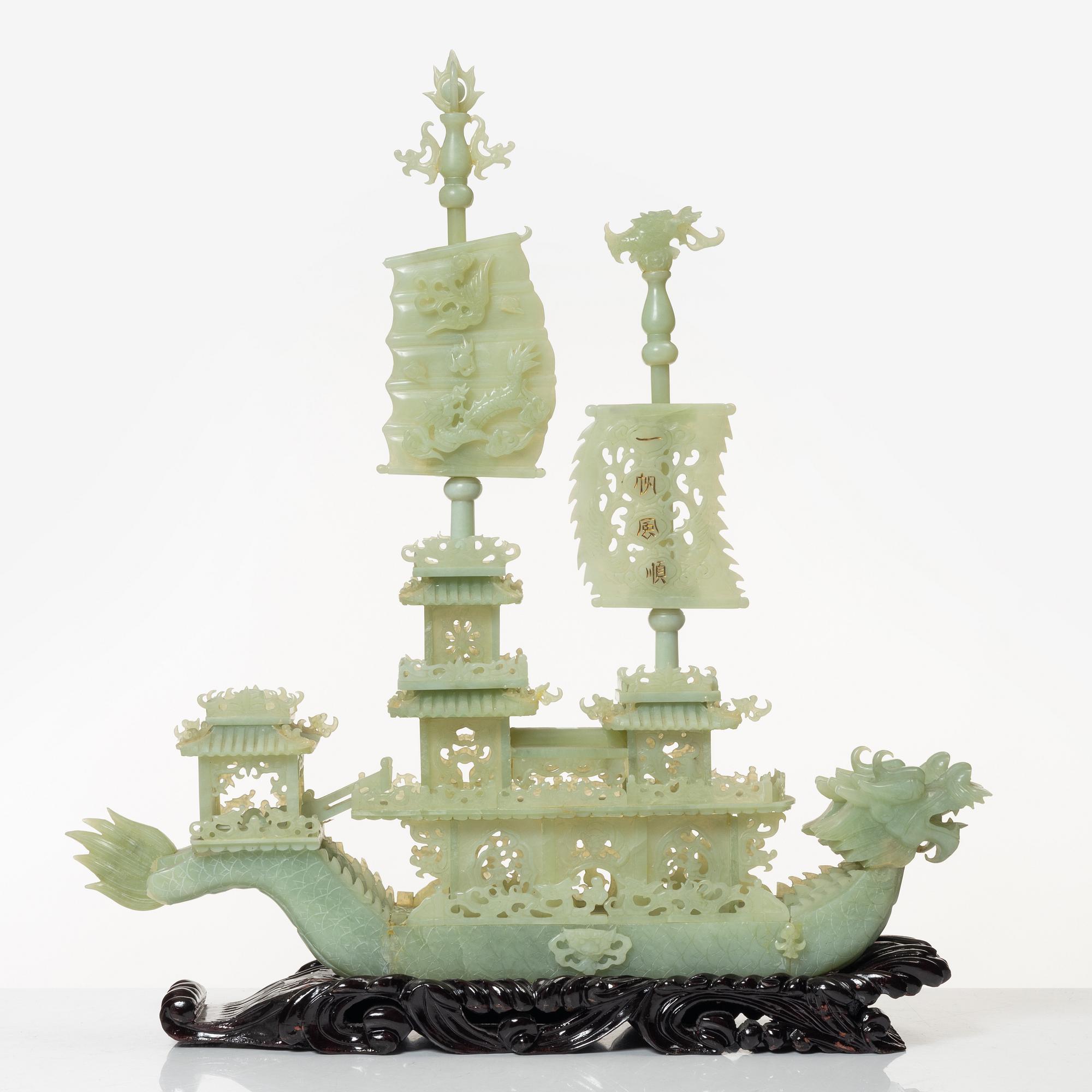 Skulptur, i form av fartyg, grön sten troligen bowenit, Kina, 1900-tal.