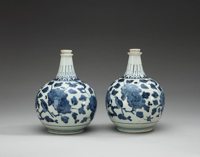 A pair of Japanese blue and white bottles, Edo period (1603-1868). Tokugawa.