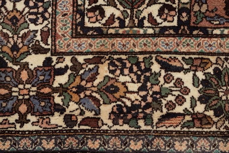 Carpet, Old Bakhtiari, approx. 301 x 223 cm.