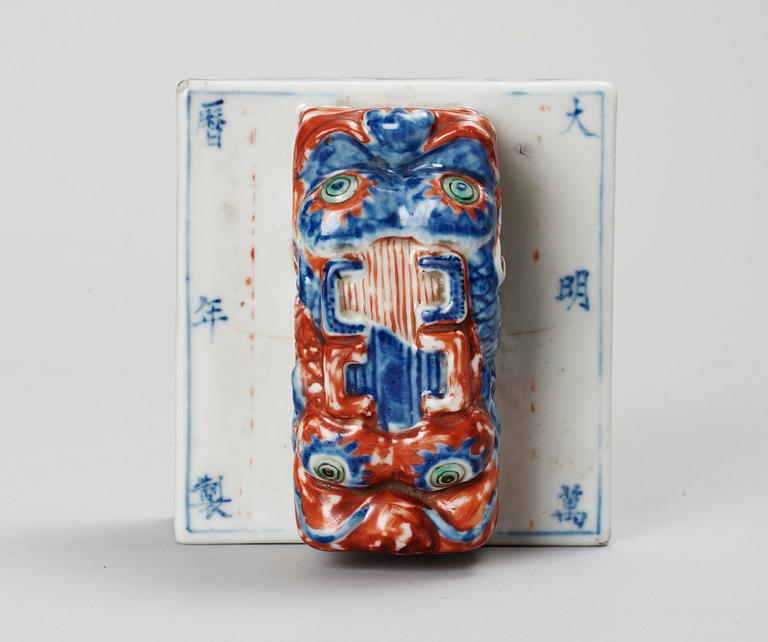 SIGILLSTAMP, porslin. Kina. 1900-tal.