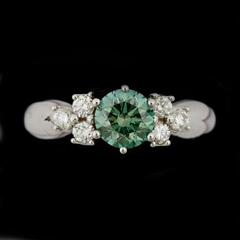 RING, 18k vitguld med briljantslipade diamanter, mittsten grön diamant ca1,04ct. övriga tot ca0,29ct. Vikt 5,5g.