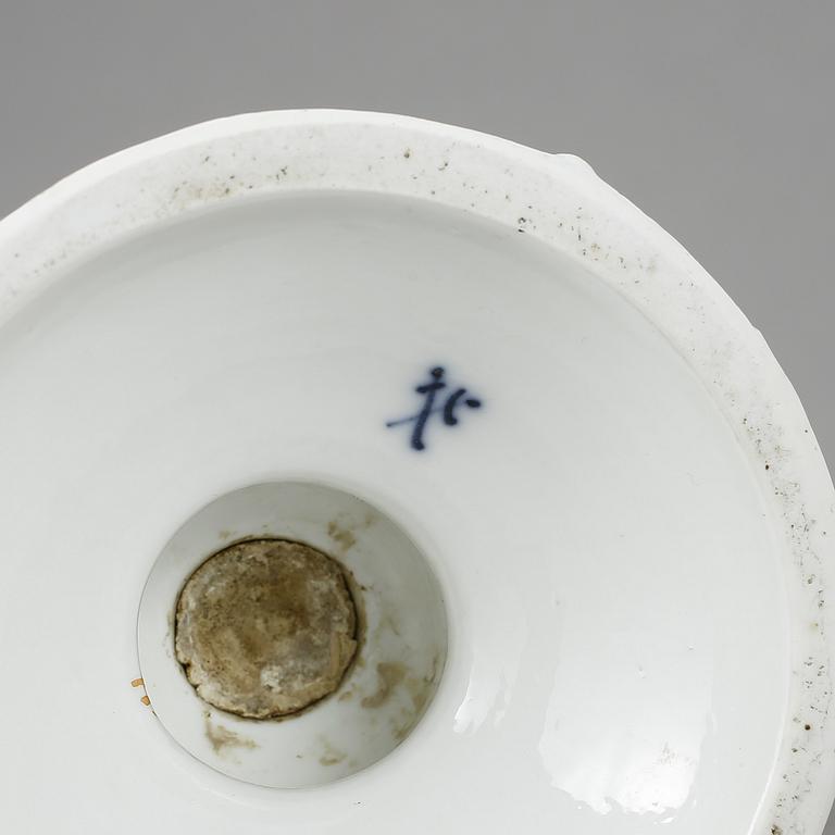 URNA MED LOCK, porslin, rokokostil, Meissenliknande märke, omkring år 1900.