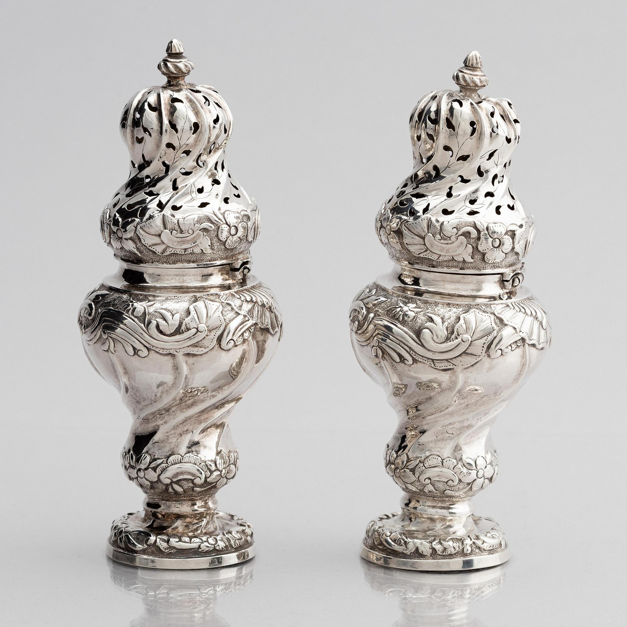 Johan Wennerwall, kryddbössor, ett par, silver, Göteborg 1756. Rokoko.