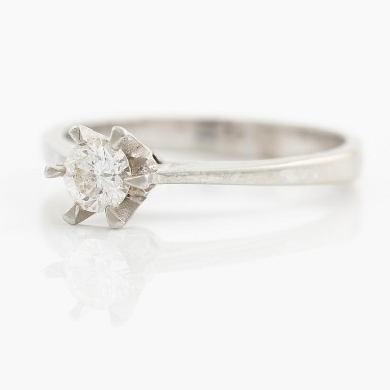 Ring, 18K vitguld med briljantslipad diamant.