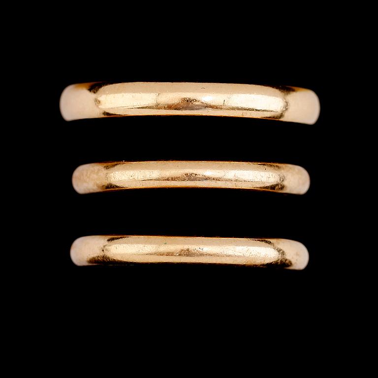RINGAR, 3 st, 18K guld, 1900-talets mitt. Total vikt ca 12 g.