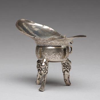 VINOFFERKÄRL, silver. Qingdynastin, 1800-tal med inskription.