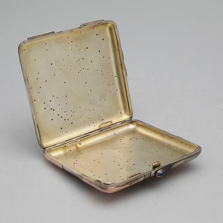 CIGARETTETUI, silver med detaljer av guld, Moskva, sekelskifte 1800/1900. Total vikt ca 232 g.