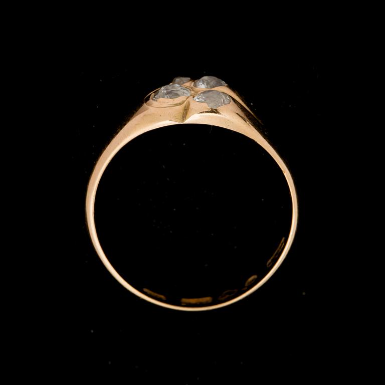 RING, 18K guld med 4 fasettslipade diamanter, Verner A Olssons AB, Helsingborg 1960. Vikt ca 3 gram.