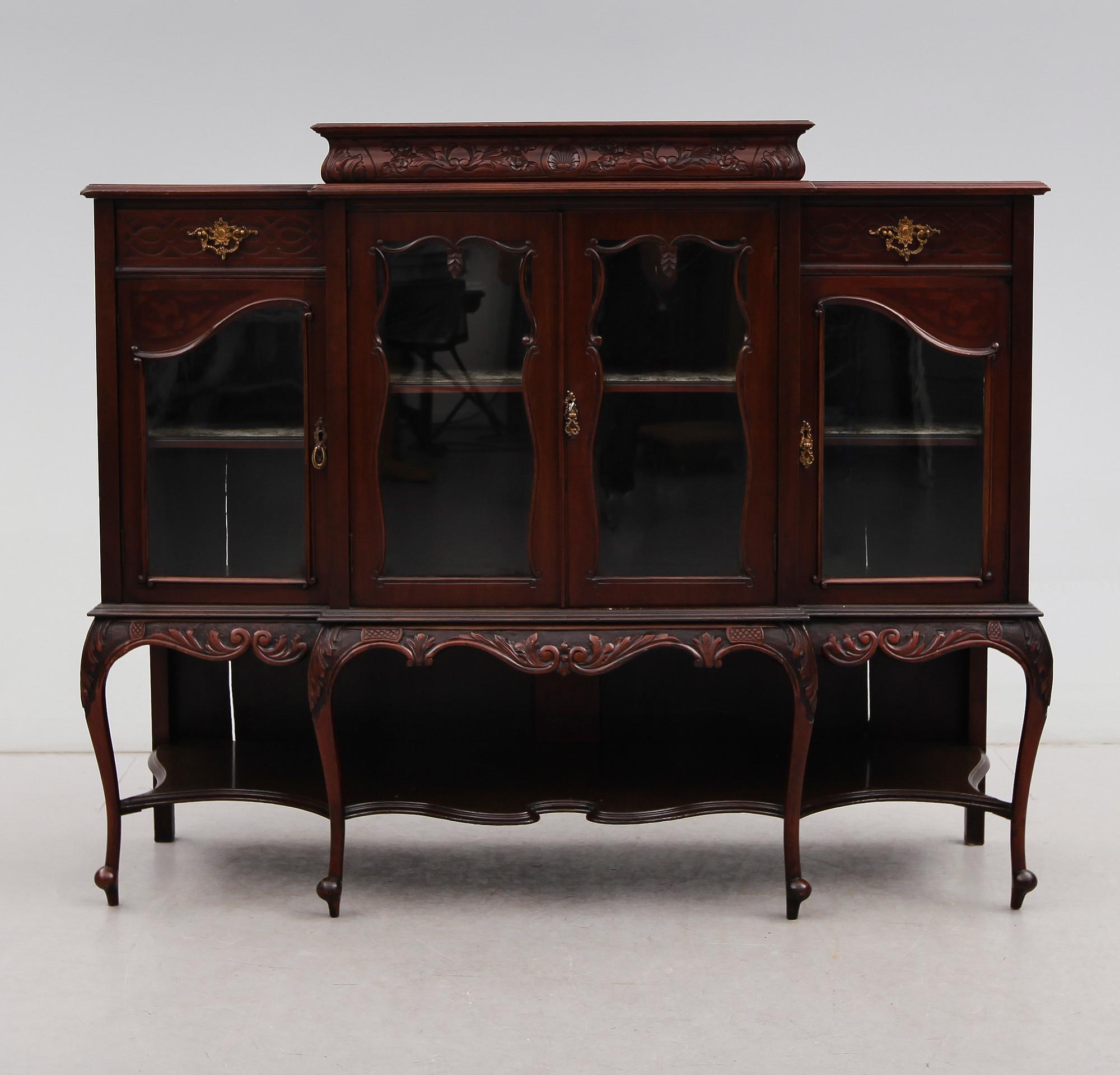 VITRINSKÅP, England, 1900-talets första hälft.