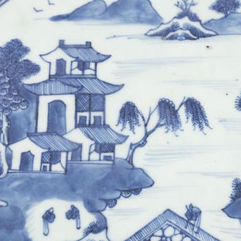 A blue and white export porcelain serving dish, China, Qianlong (1736-95).