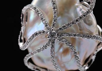 HÄNGE, briljantslipade diamanter ca 0.96 ct. Barock söderhavspärla . Vikt 13,4 g.