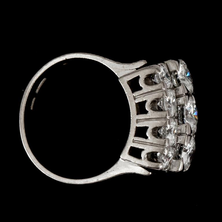 RING, 18k vitguld, briljantslipade diamanter tot ca2.20 ct. Dahlgren Hovjuvelerare, Stockholm 1970.