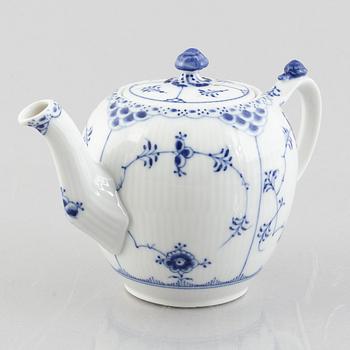 A 'Blue Fluted half lace' / 'Musselmalet' porcelain teapot, Royal Copenhagen, model 259, post 1923.