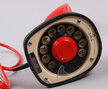 TELEFON, Ericofonen, s.k. Kobratelefon. Formgiven av Blomberg, Lysell och Thames. 1953-1954.