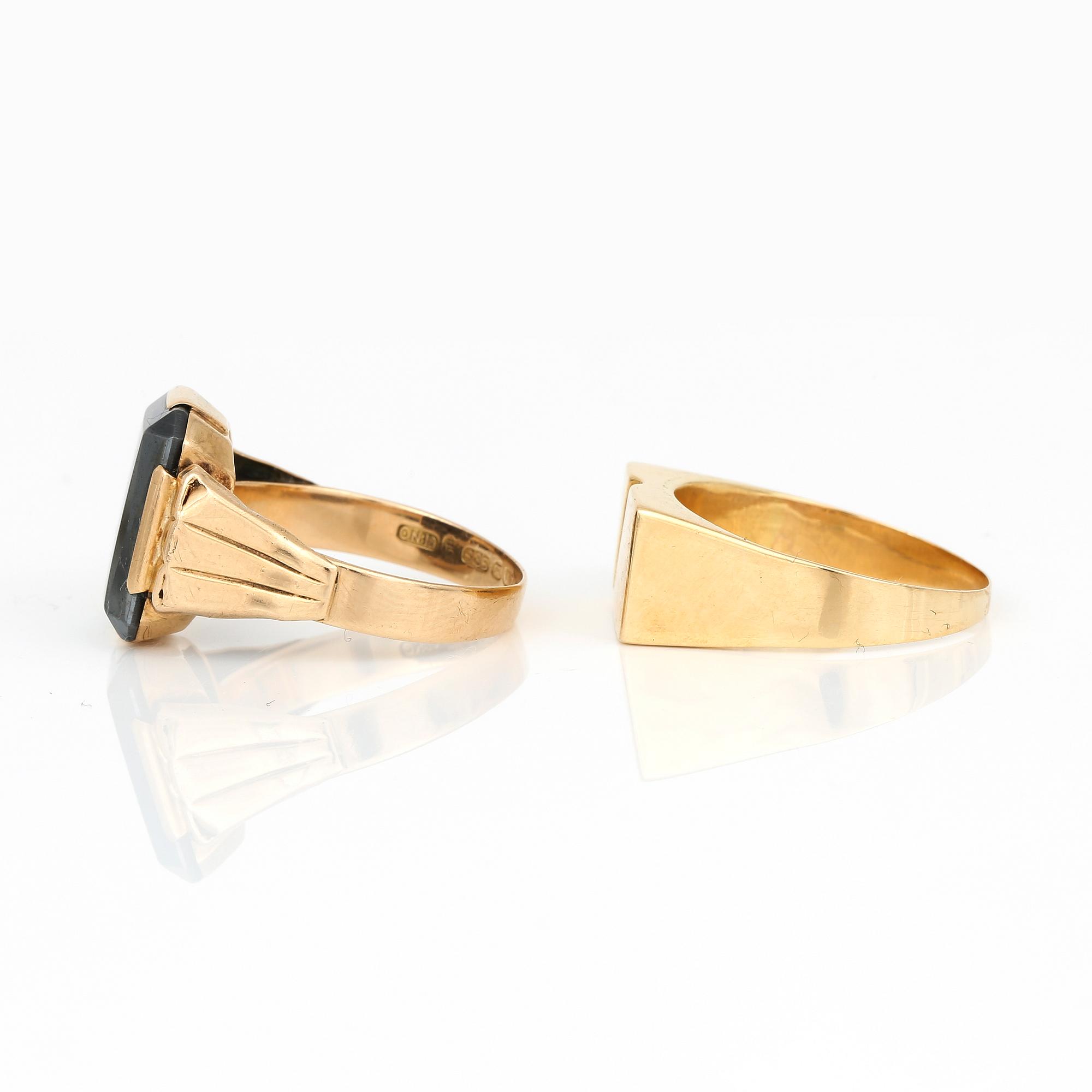KLACKRINGAR, 2 st, olika guldhalter, 1900-talets andra hälft. Total vikt ca 12,35 g.