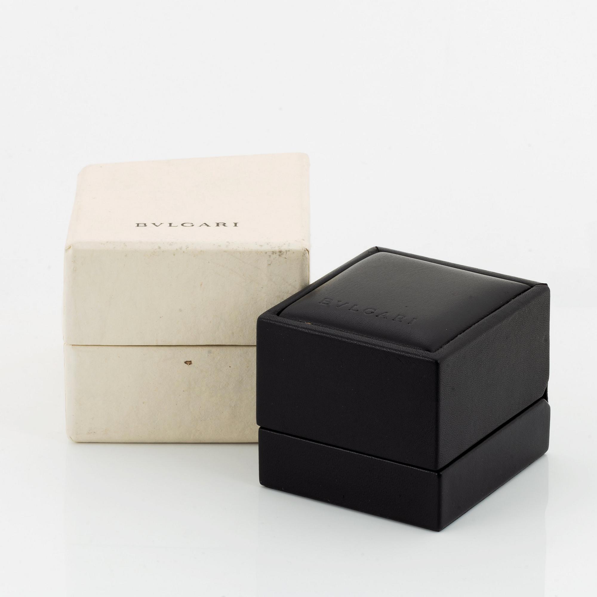 A Bulgari ring in 18K gold set with onyx.