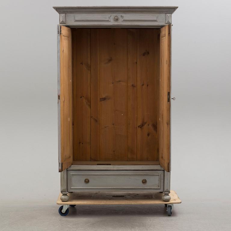 KLÄDSKÅP, omkring år 1900.