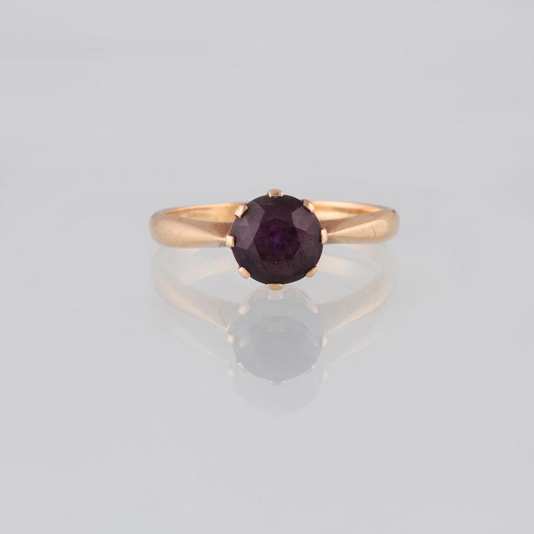RING, 18K guld med fasettslipad ametist, kattfotstämplad. Vikt 2,6 gram.