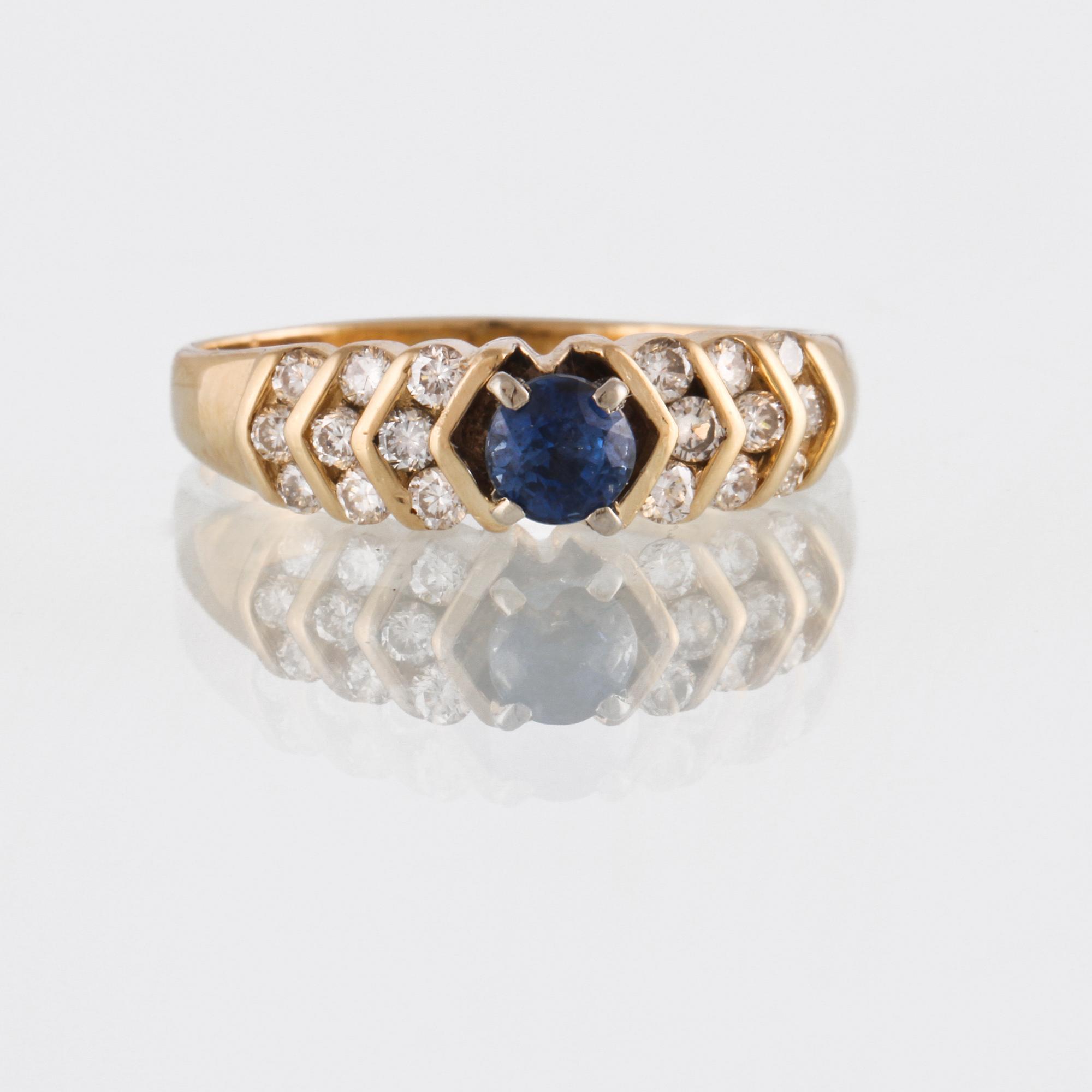 RING, 14K guld med fasettslipad blå safir samt 18 briljantslipade diamanter, utländska stämplar. Vikt 3,7 gram.