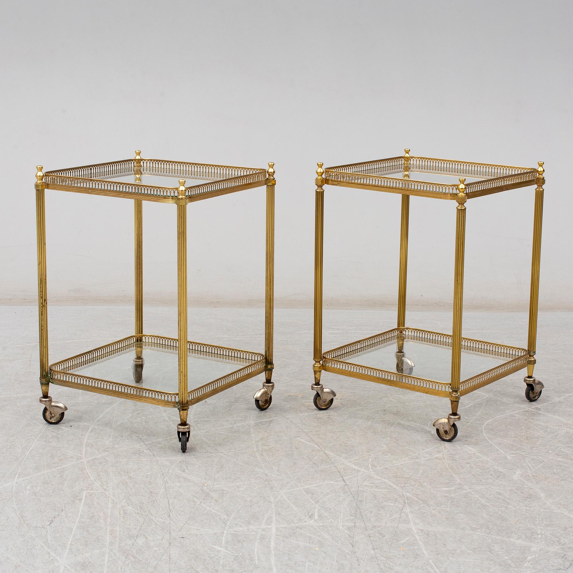 SERVERINGSBORD, ett par, glas och mässing, 1900-talets andra hälft.