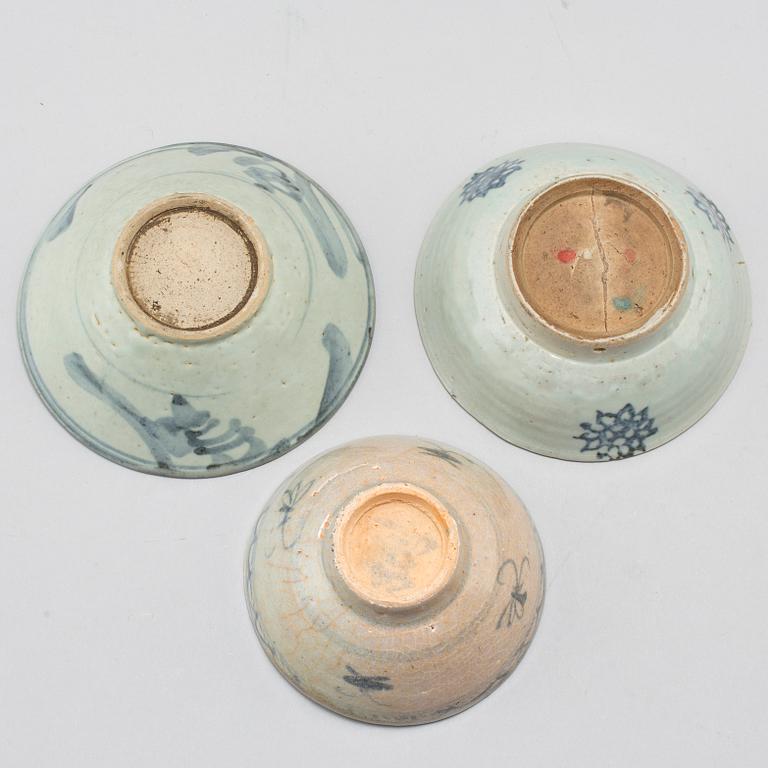 Three blue and white bowls, and two dishes, Ming dynasty (1368-1644), for the south east asian market.