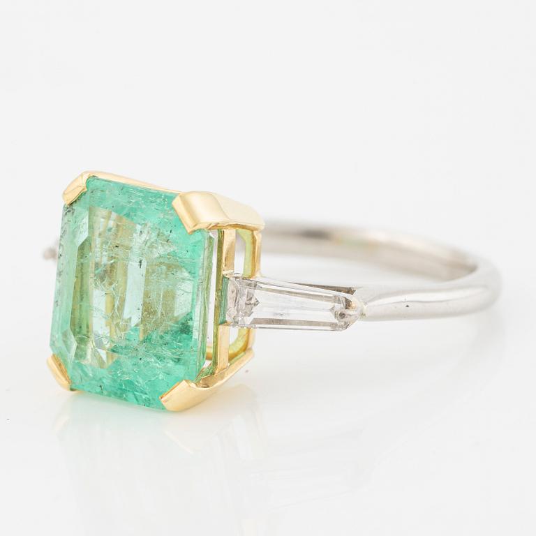 Ring 18K guld och vitguld med smaragdslipad smaragd och trapetsslipade diamanter.