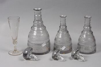 KARAFFER 3st samt CHAMPAGNEGLAS 1900 resp 1800-tal.