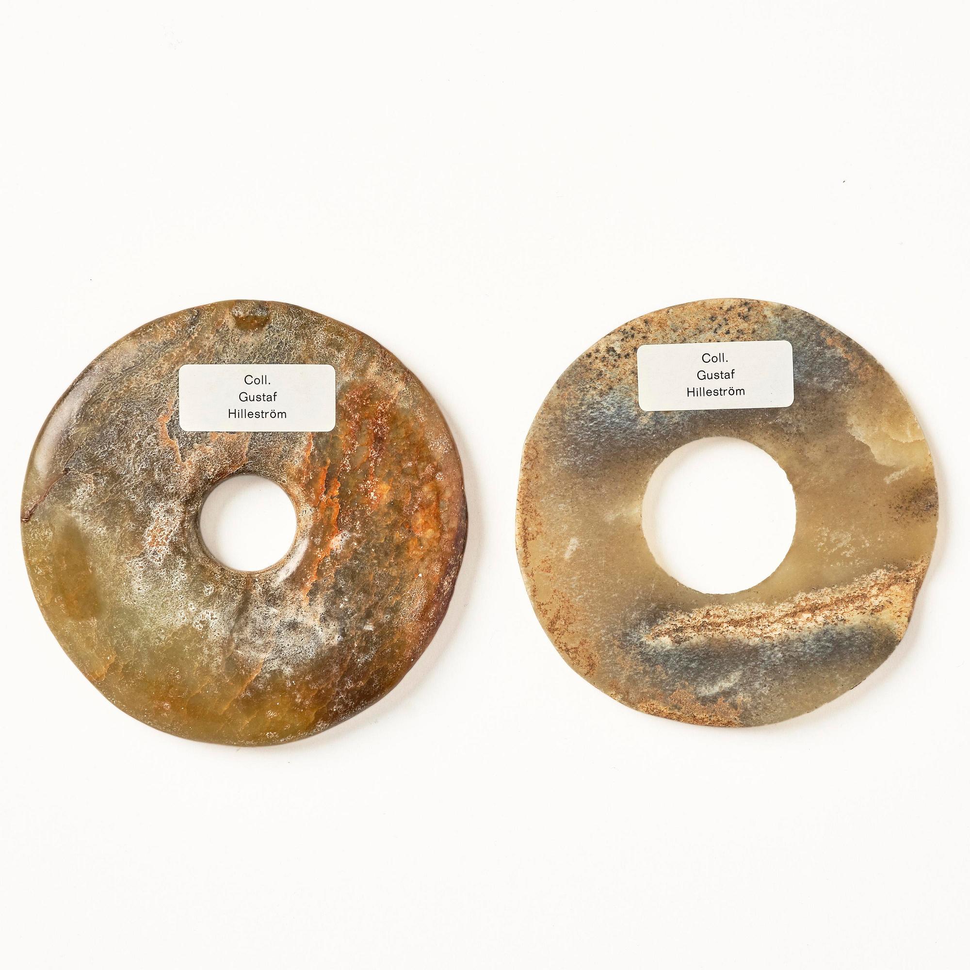 A group of carved nephrite and jade ornaments, China, Qing dynasty and older. (8 pieces).