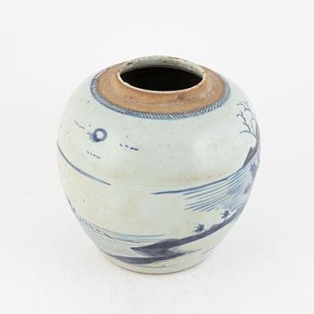 A Chinese porcelain jar, Qing Dynasty, 19th Century.