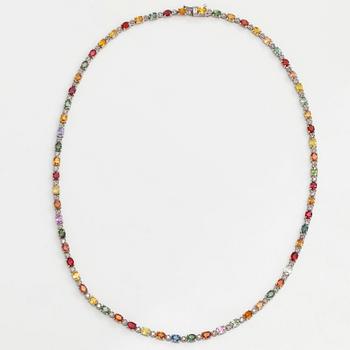 Kaulakoru, 18K valkokultaa, monivärisillä safiireilla ja timanteilla.