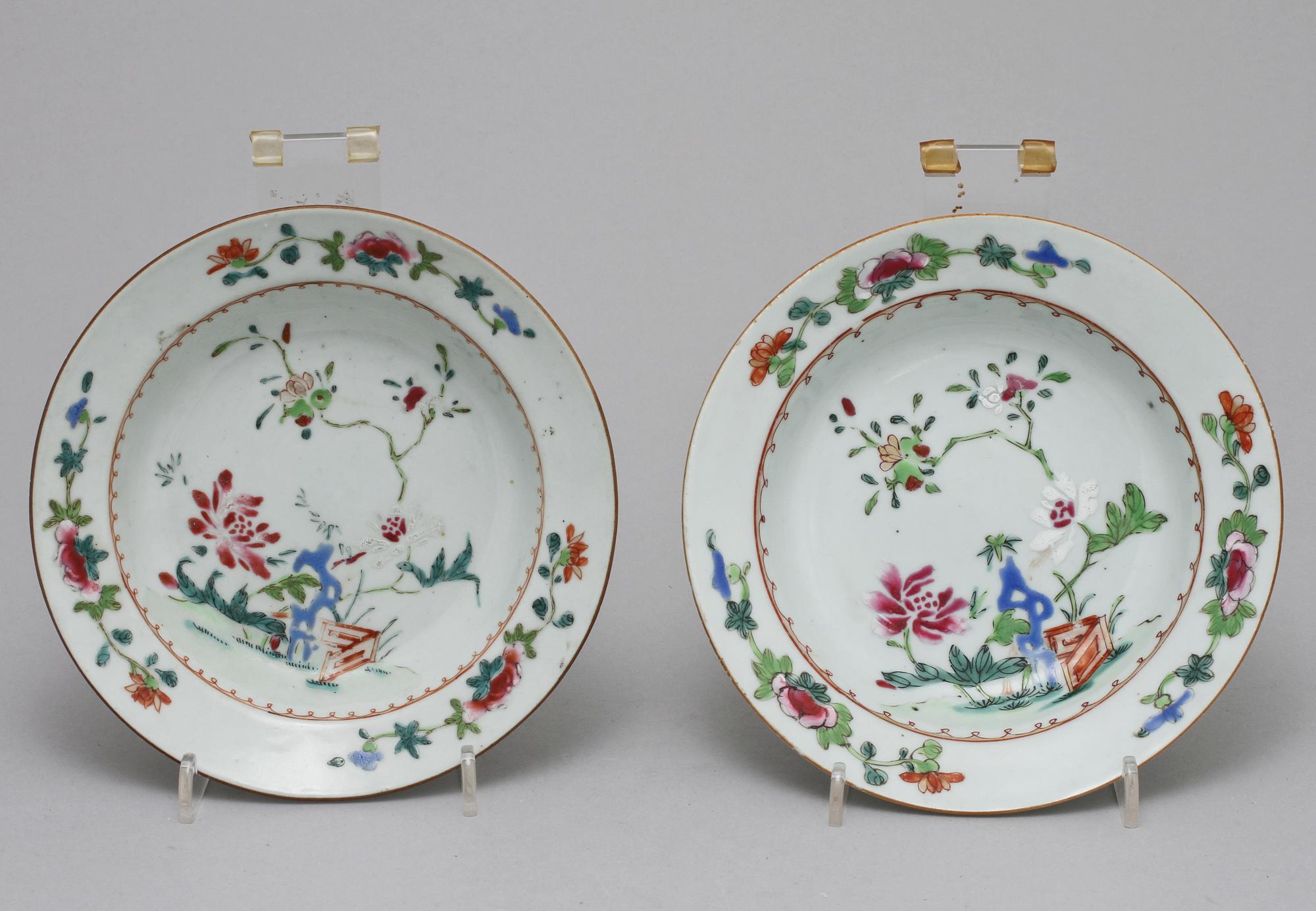 BÄRTALLRIKAR, 2 st samt TALLRIKAR, 2 st, porslin, Kina, 1700-tal.